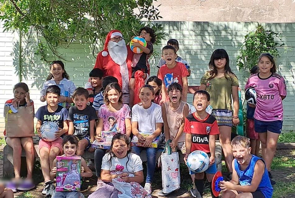 «Papá Noel» entregó los regalos de la campaña de padrinos organizada por la Mutual del C.A. Argentino