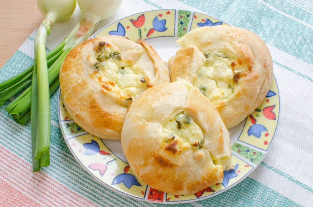 bigstock-Knishes-with-farmer-cheese-and-30131336-e1597240540632.webp