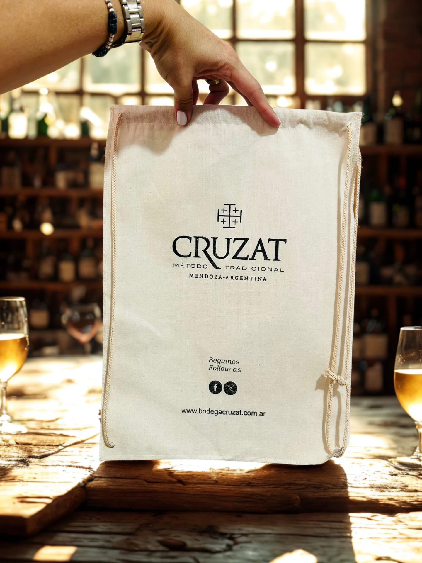 BodegaCruzatMochilaLienzoCordn28x402.webp