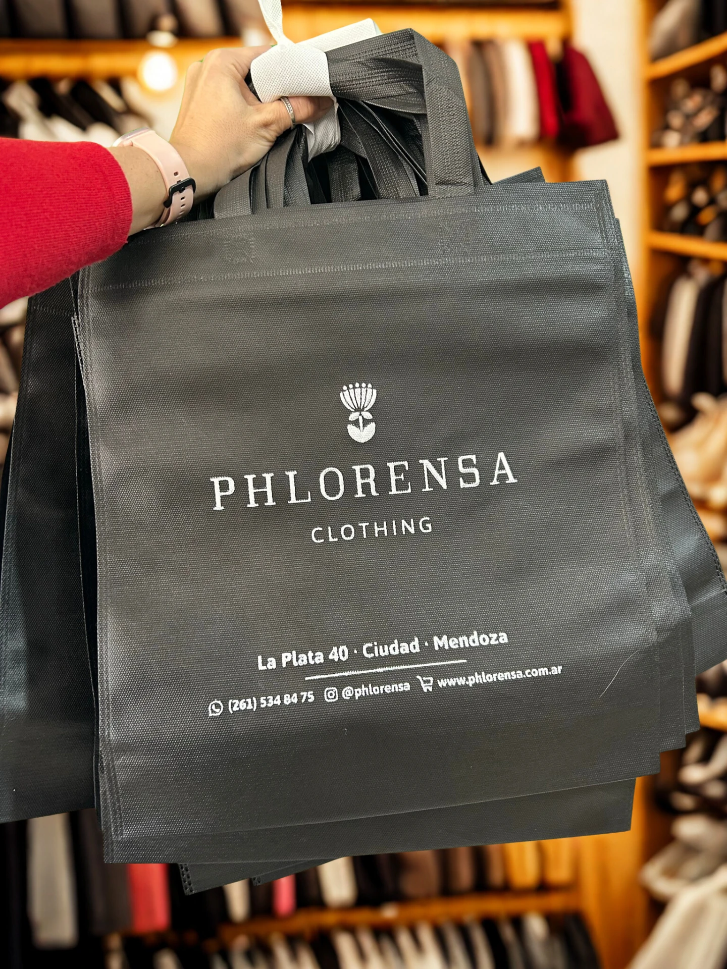 PHLorensaBolsaNegraTelaFriselinaManija30x403.webp