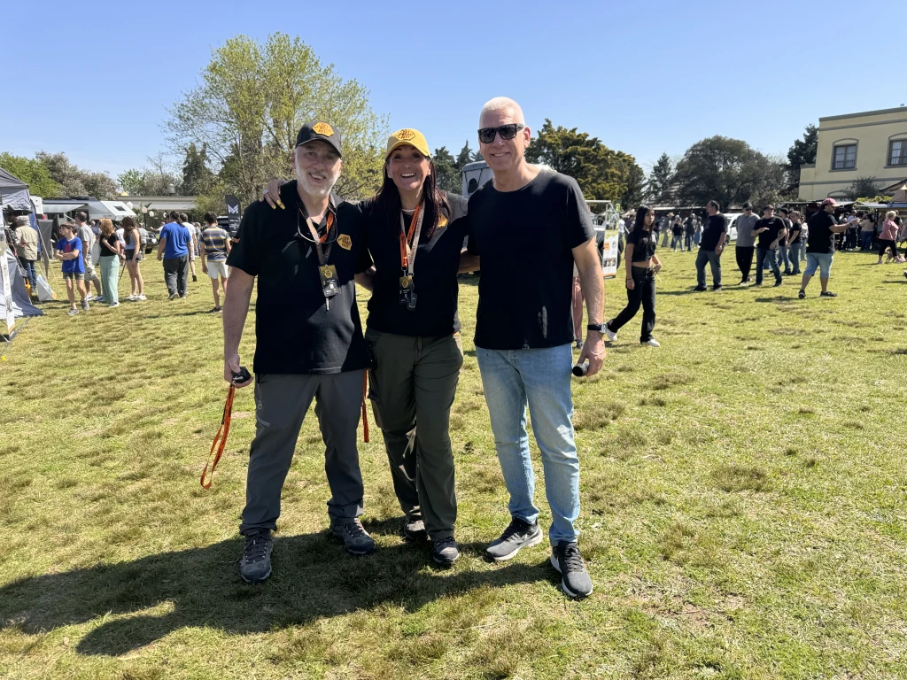 Verónica Romaña (centro), directora del 4x4 Off Road Fest, junto al animador Macu Mazzuca (derecha) y a Marcelo Ferro, editor general de revista Weekend