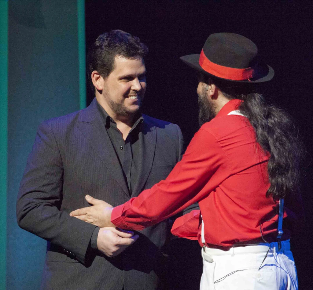JUNTO A GABRIEL MORES