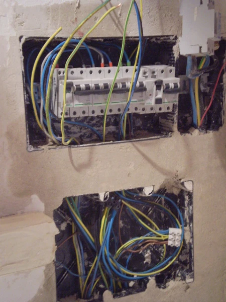 realizando-trabajo-de-electricidad-897434.webp