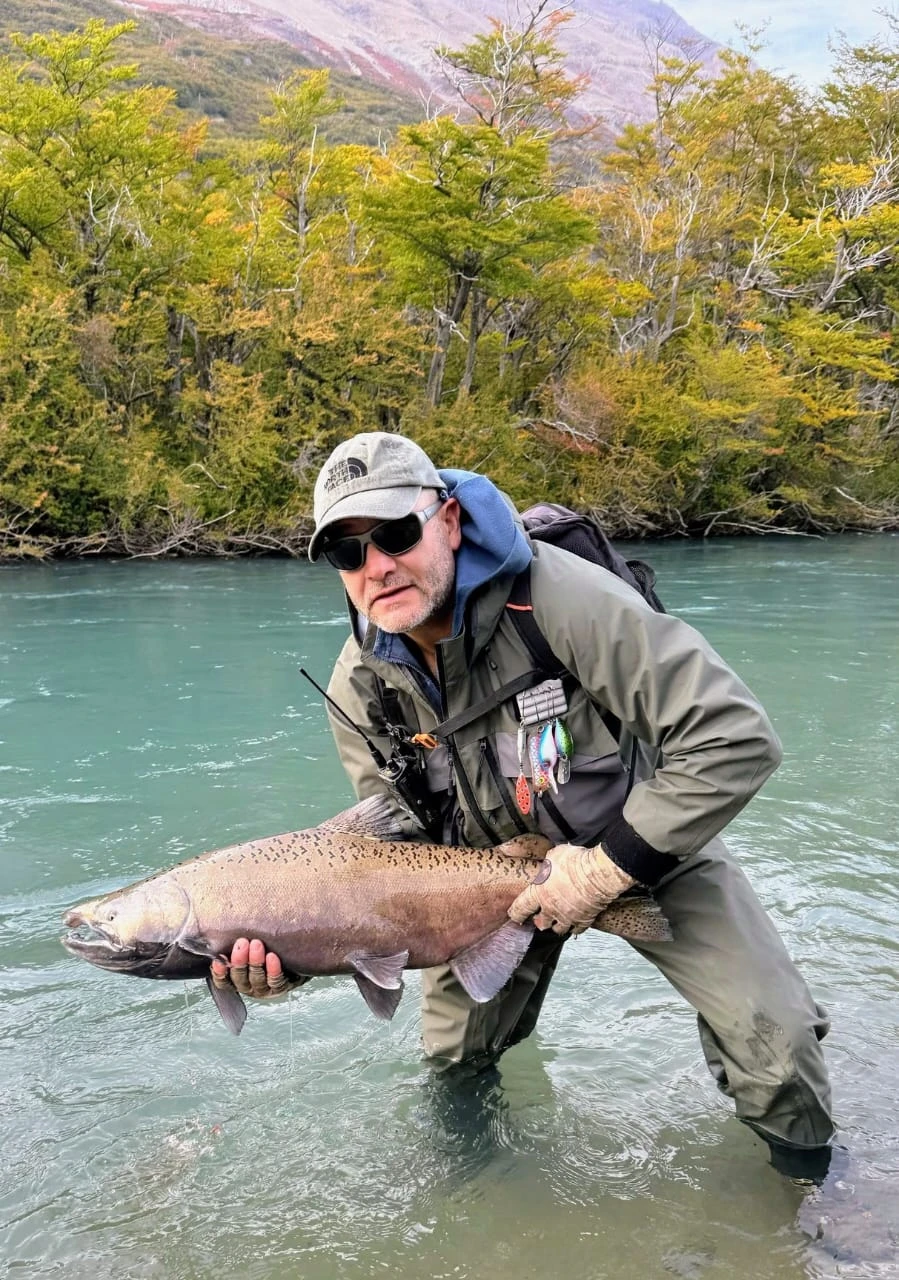 Nuestro guía Gerardo con una gran captura