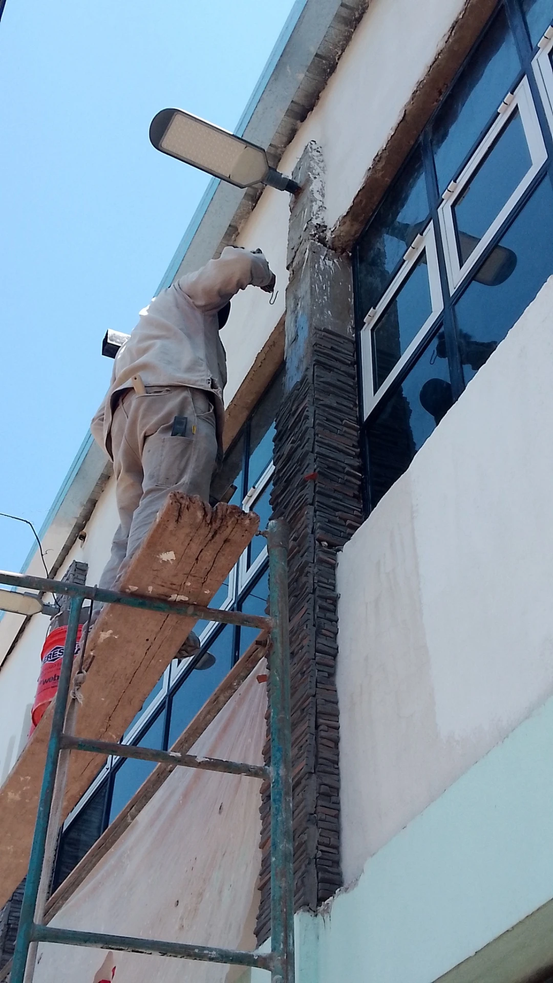 Hermanos trabajando en la construcción del templo central