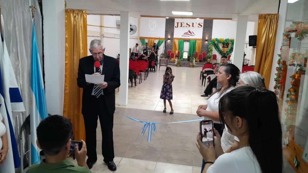 Pastor presidente dando discurso en el 19 aniversario de la iglesia central
