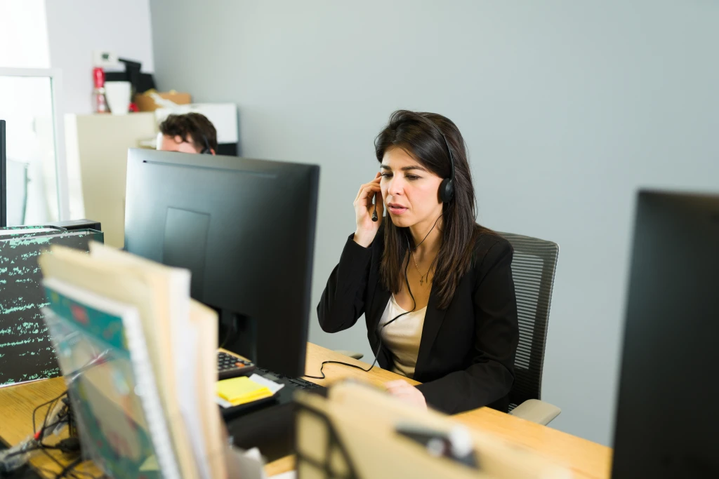 ayudar-los-clientes-con-soporte-tecnico-hermosa-mujer-caucasica-con-auriculares-trabajando-en-un-centro-de-llamadas-como-representante-de-ventas-y-hablando-con-un-cliente.webp