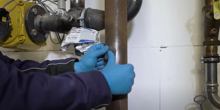 Aplicando masilla epoxica en tuberia