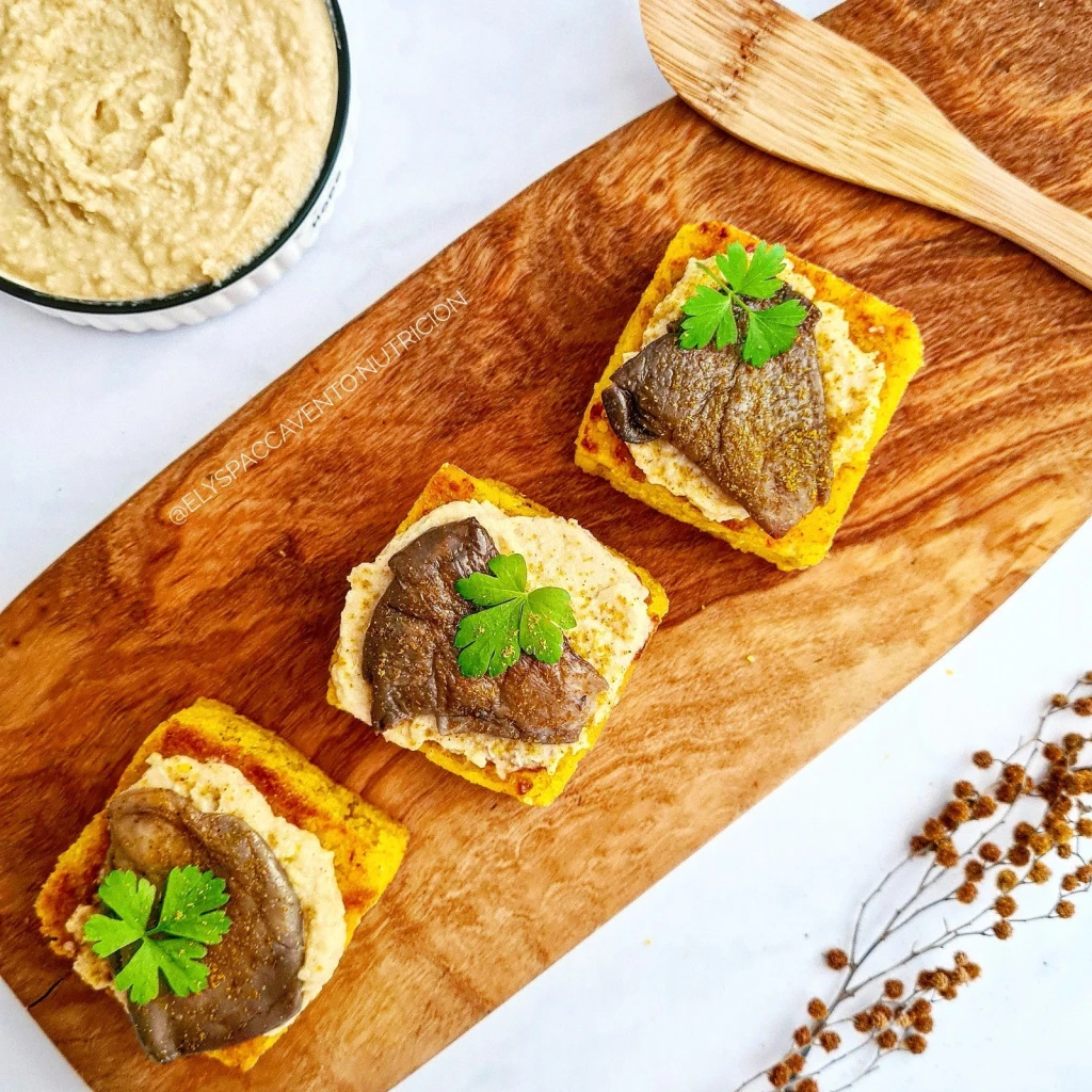 BOCADITO DE POLENTA, HUMMUS Y GÍRGOLAS