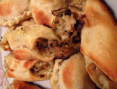 EMPANADAS DE GÍRGOLAS Y QUESO A LAS HIERBAS