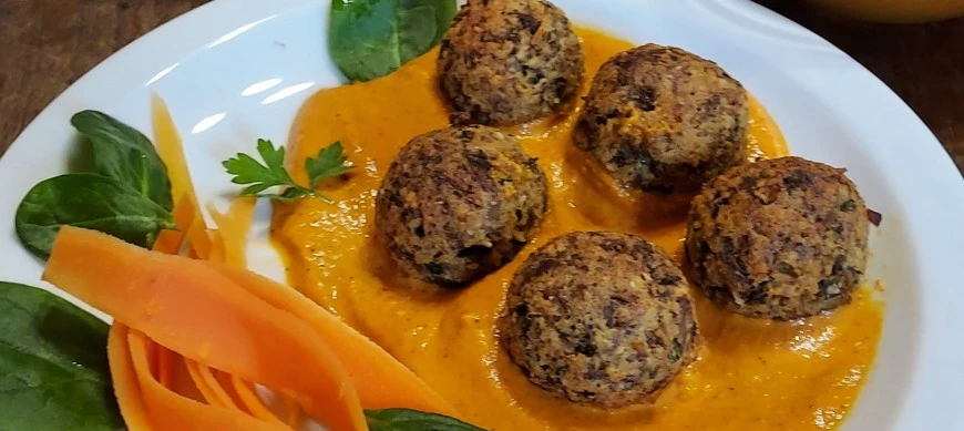 ALBÓNDIGAS DE BERENJENAS Y GÍRGOLAS ALBÓNDIGAS DE BERENJENAS Y GÍRGOLAS