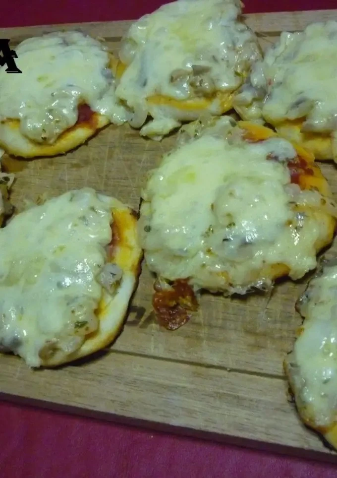 PIZZETAS CON CUBIERTA DE SALSA DE GÍRGOLAS