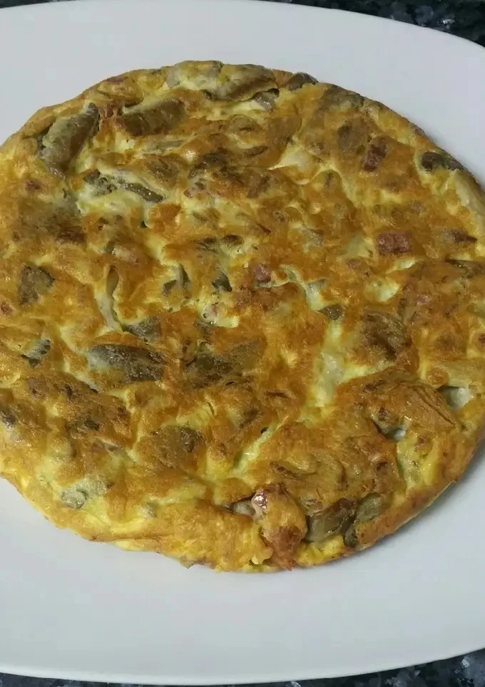 TORTILLA DE JAMÓN, QUESO Y GÍRGOLAS