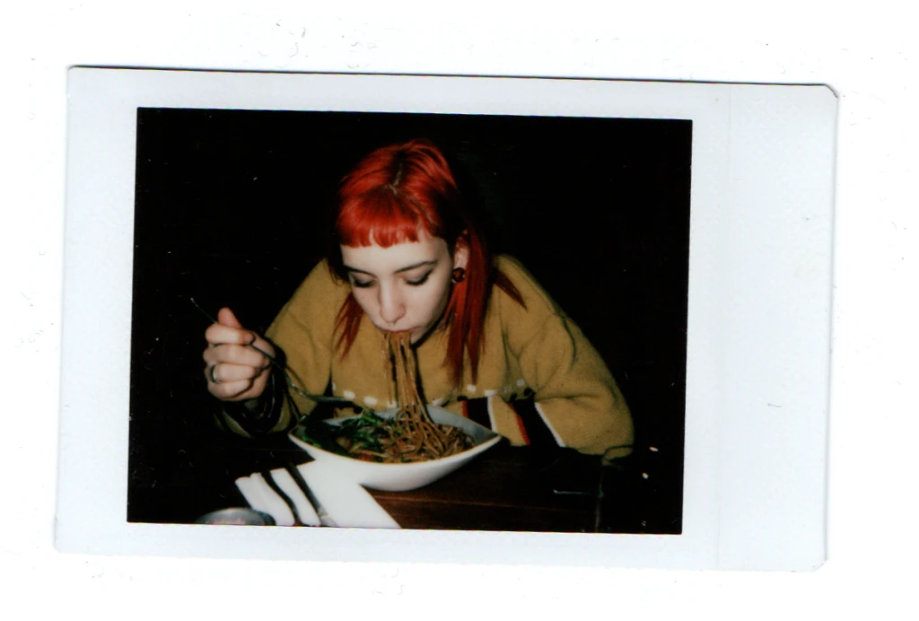 Valen comiendo fideos [2018]