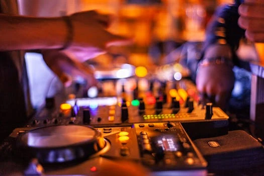 DJ
