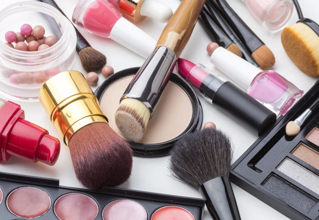 coleccion-de-productos-de-maquillaje-y-belleza.webp