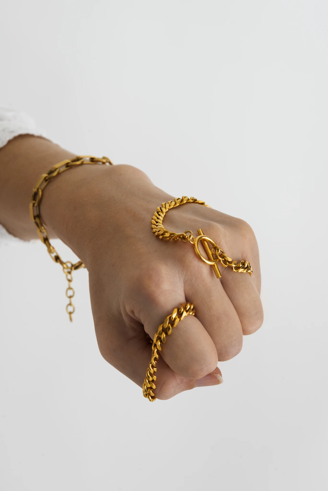 mano-con-cadenas-de-oro-alto-angulo.webp