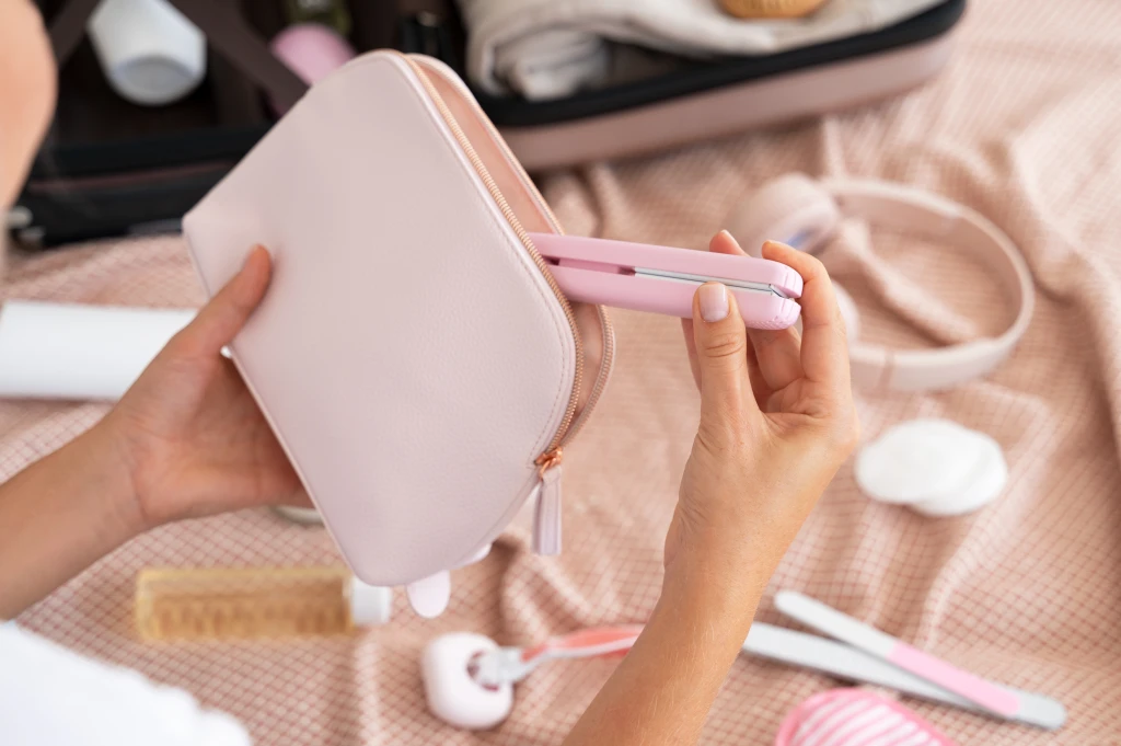 mano-de-alto-angulo-que-sostiene-el-bolso-rosa.webp