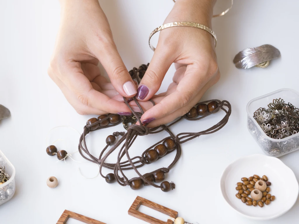 mujer-haciendo-accesorios-con-cuentas-de-madera.webp