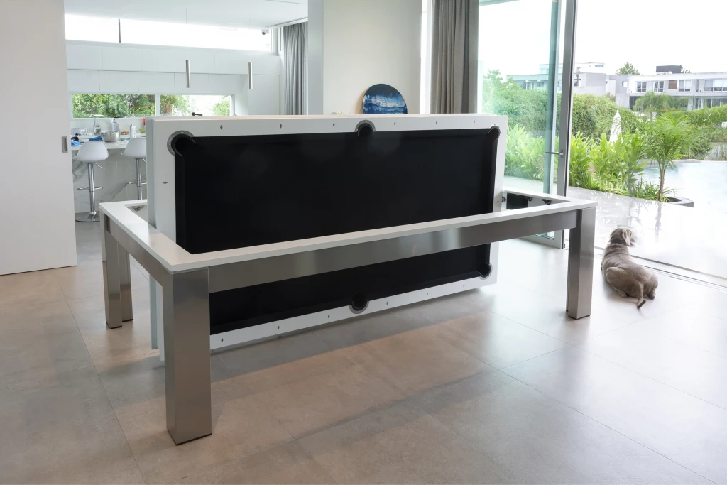 Combinación de acero y madera laqueada lisa