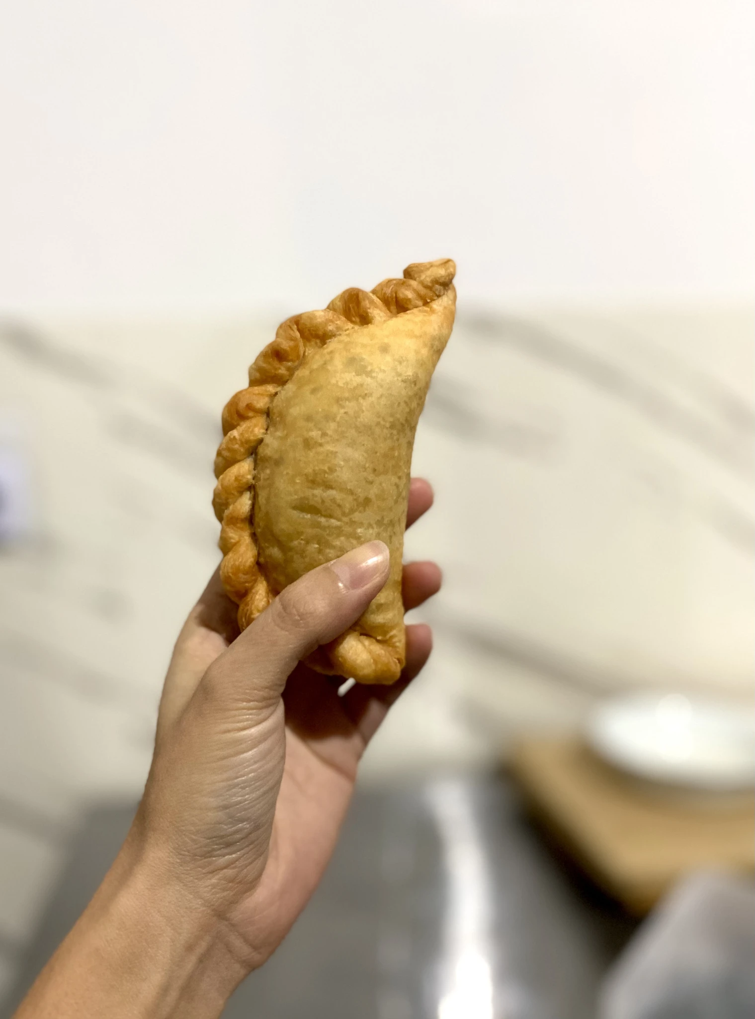Empanada criolla mano