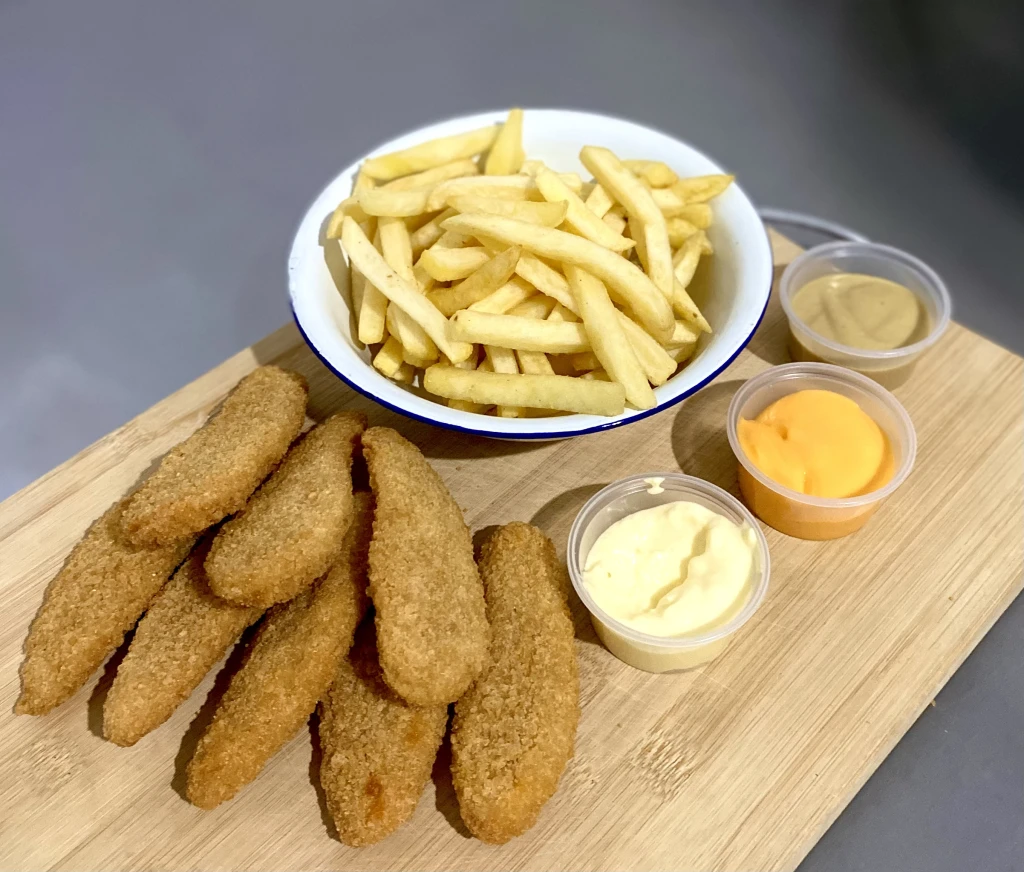 Bastones de pollo y fritas