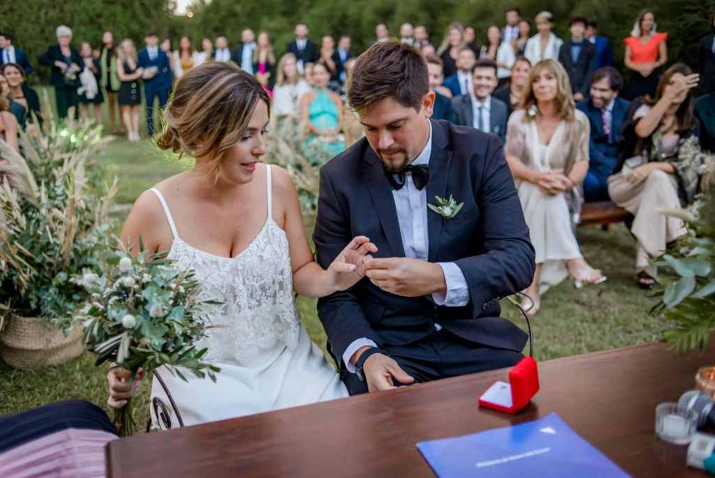 Los Novios intercambian alianzas