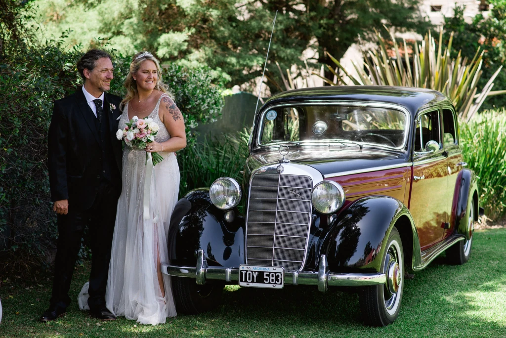 Los Novios y Un Mercedes Benz
