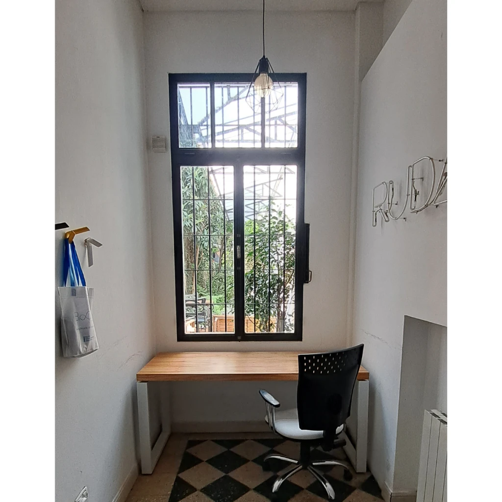escritorio-hierro-enchapado-ruda1.webp