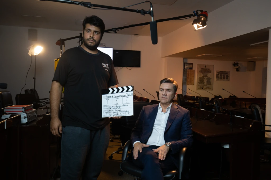 El actual gobernador dle chaco Leandro Zdero, en el plato de grabaci&oacute;n del Documental junto a Lucas del equipo de Pac!