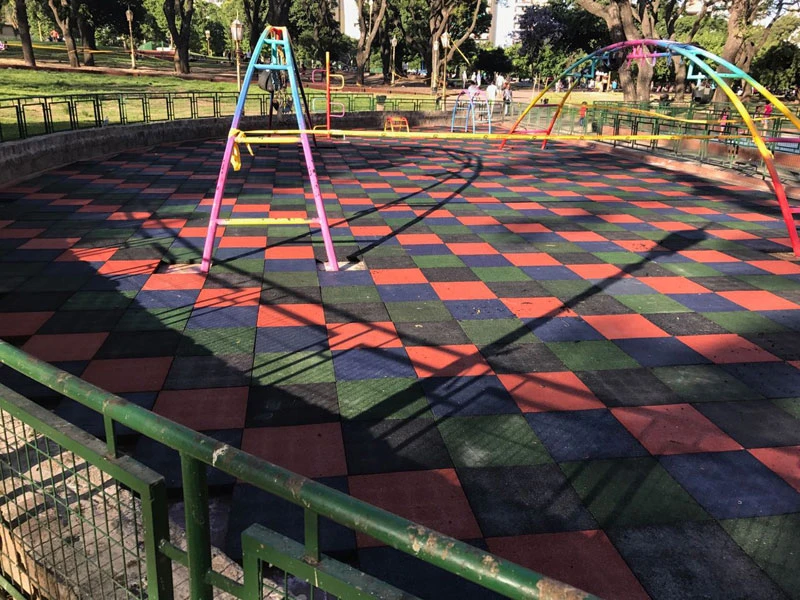 pisos-de-goma-plaza-parque-chacabuco-calle-asamblea.webp